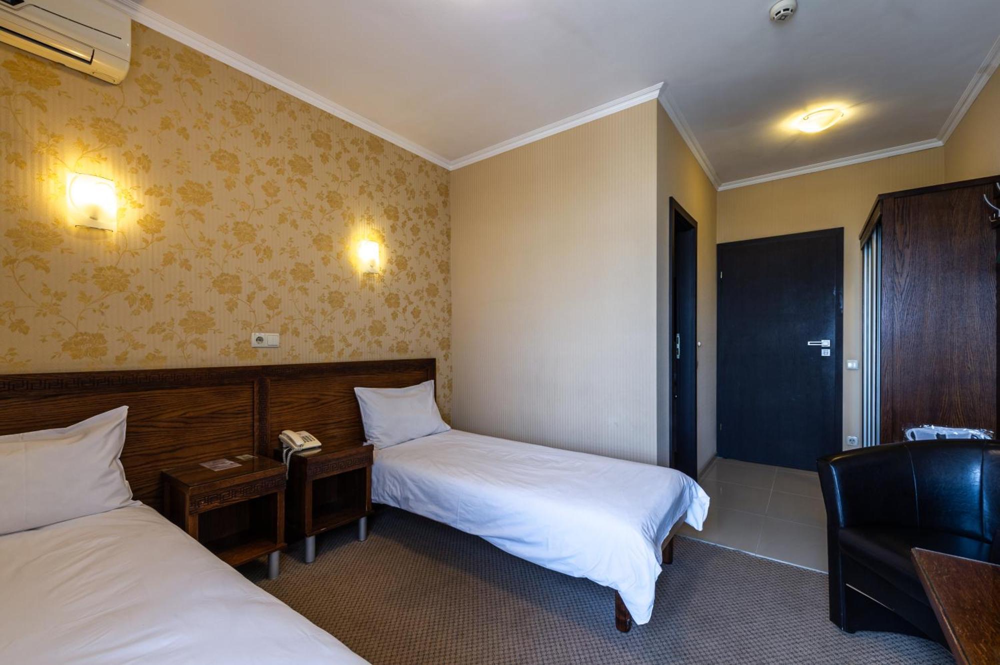 Kamelot Hotel Ternopil Exterior photo
